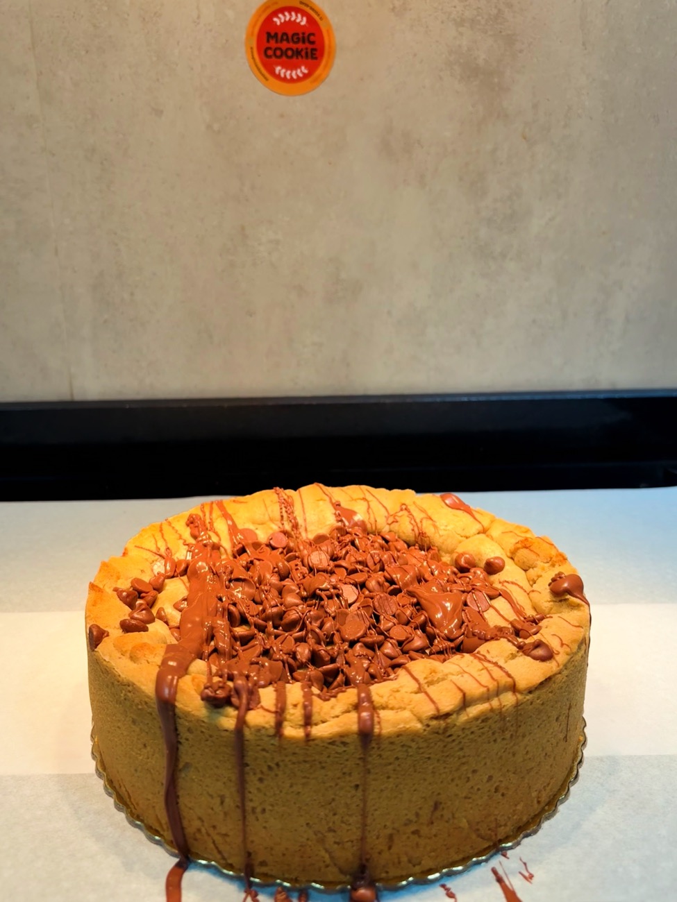 Cookie Pie de Nutella inteira, coberta com raspas de chocolate