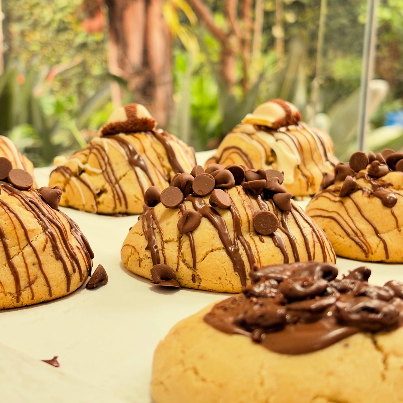 Fornada de cookies recheados com fios de chocolate por cima
