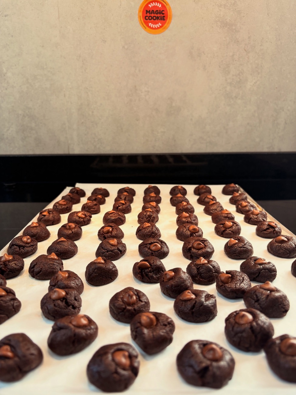 Bandeja de Mini Cookietos de chocolate saindo do forno