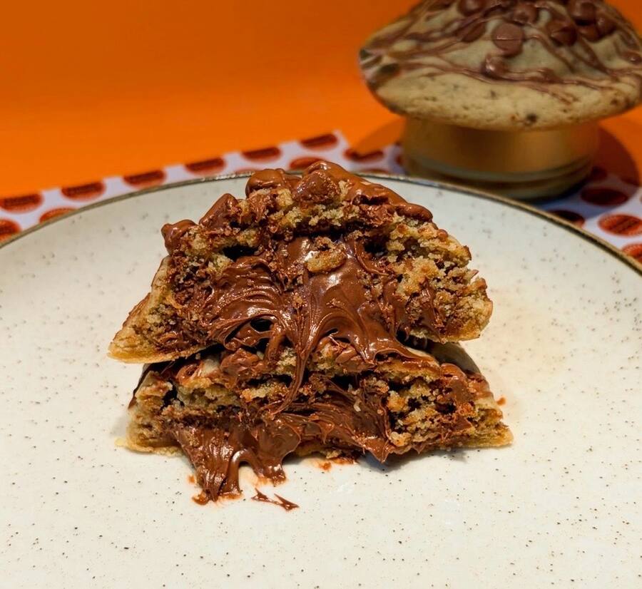 Cookie de Nutella aberto ao meio, com o recheio escorrendo