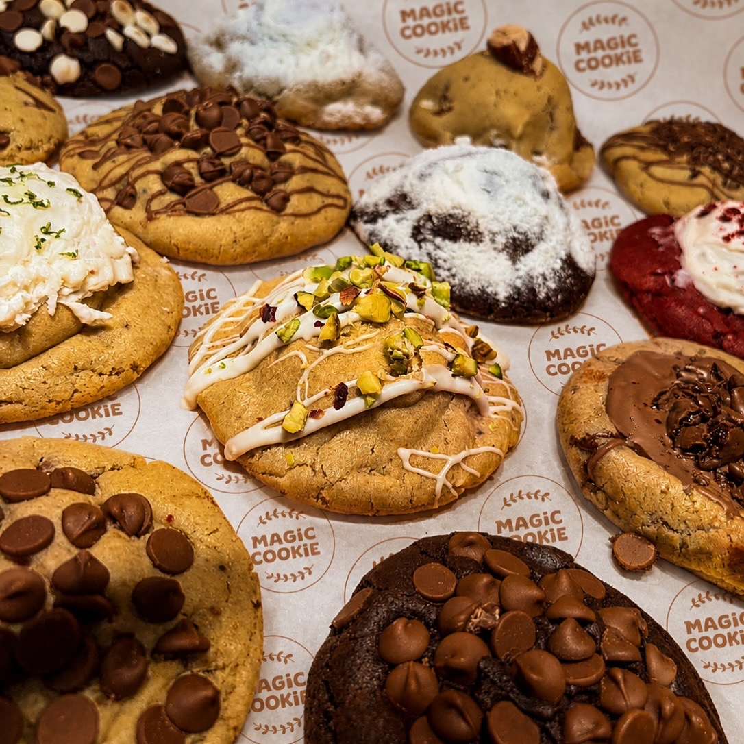 Vários sabores de cookie sobre o papel estampado com o selo da Magic Cookie